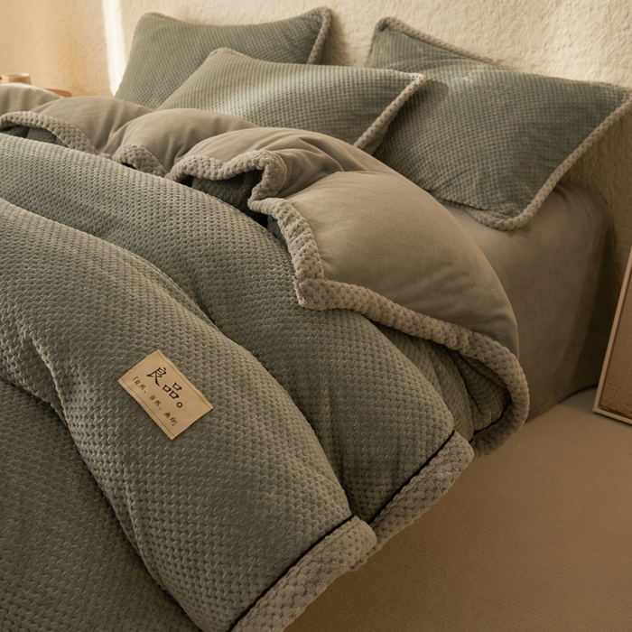 91家纺网 家纺一手货源 找家纺 早晨家纺 2025新款尚流款牛奶绒提花-可拆卸冬被 尚流-浅灰
