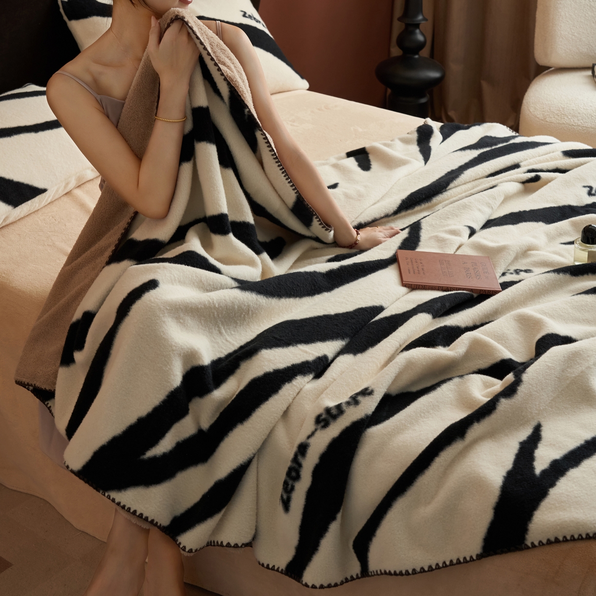 91家纺网 家纺一手货源 找家纺 早晨家纺 2025新款众若款仿羊绒牛奶绒毛毯 众若-斑纹白