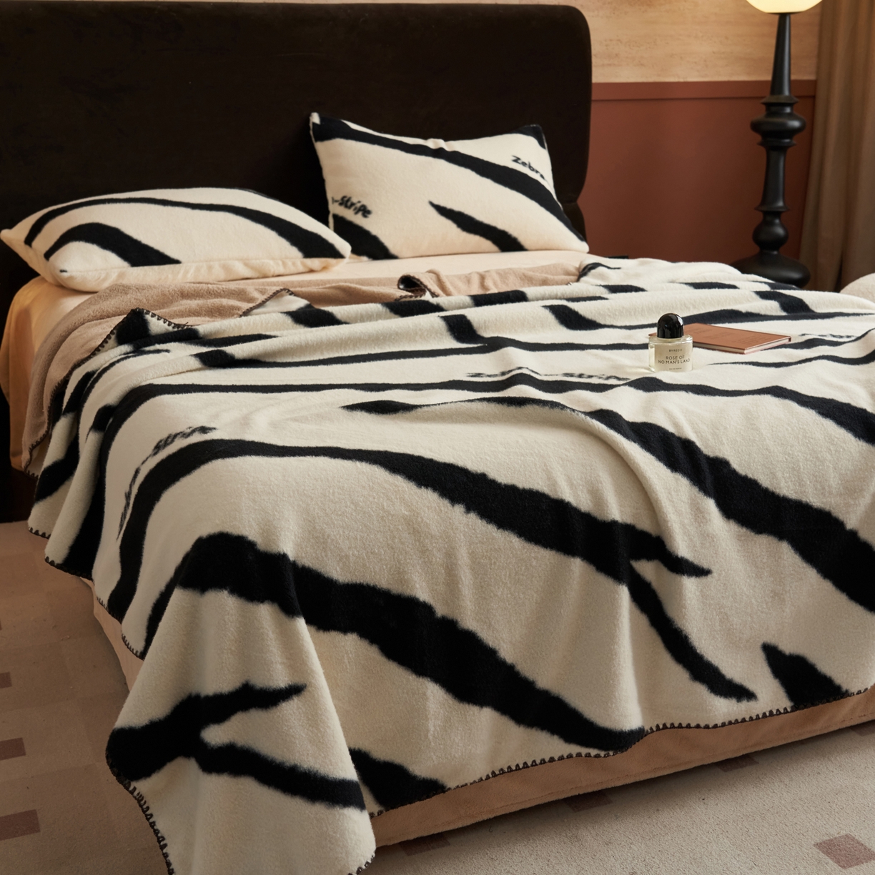 91家纺网 家纺一手货源 找家纺 早晨家纺 2025新款众若款仿羊绒牛奶绒毛毯 众若-斑纹白