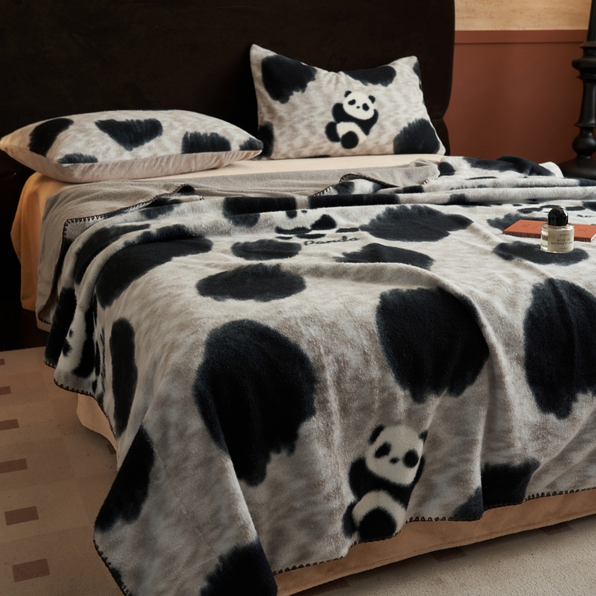 91家纺网 家纺一手货源 找家纺 早晨家纺 2025新款众若款仿羊绒牛奶绒毛毯 众若-熊猫榻