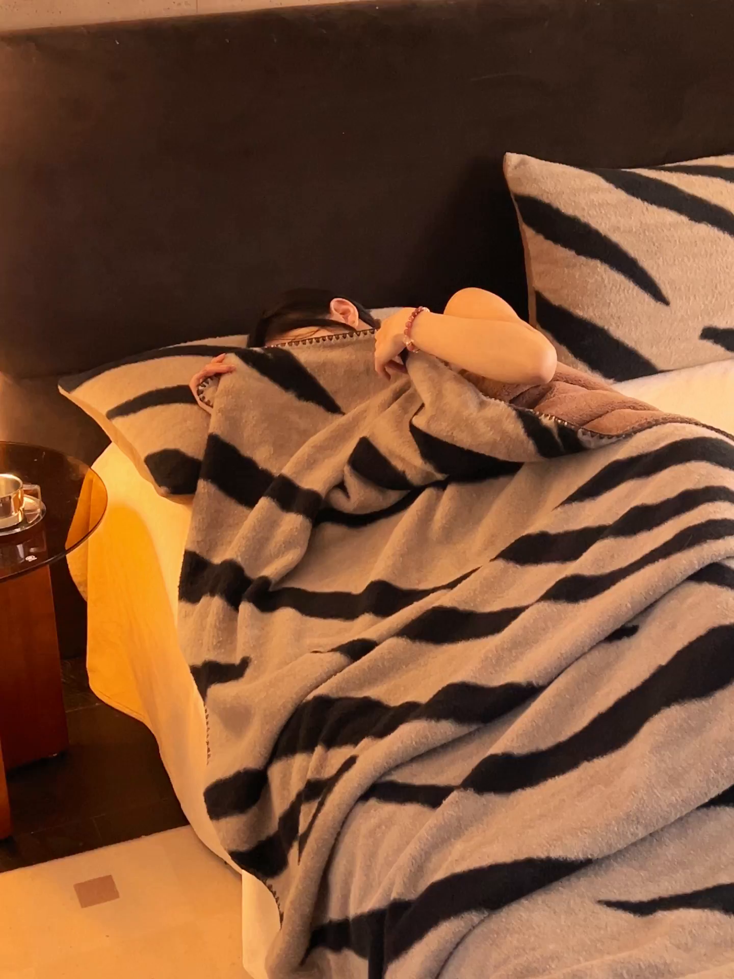 91家纺网 家纺一手货源 找家纺 早晨家纺 2025新款众若款仿羊绒牛奶绒毛毯 众若-斑纹棕