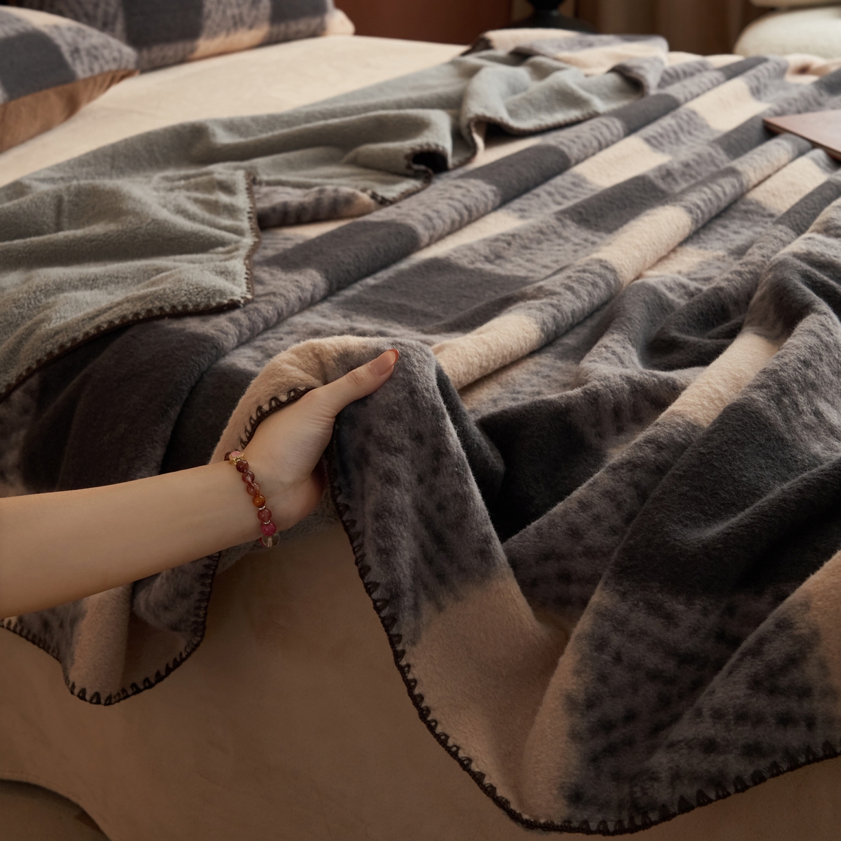 91家纺网 家纺一手货源 找家纺 早晨家纺 2025新款众若款仿羊绒牛奶绒毛毯 众若-格子驼