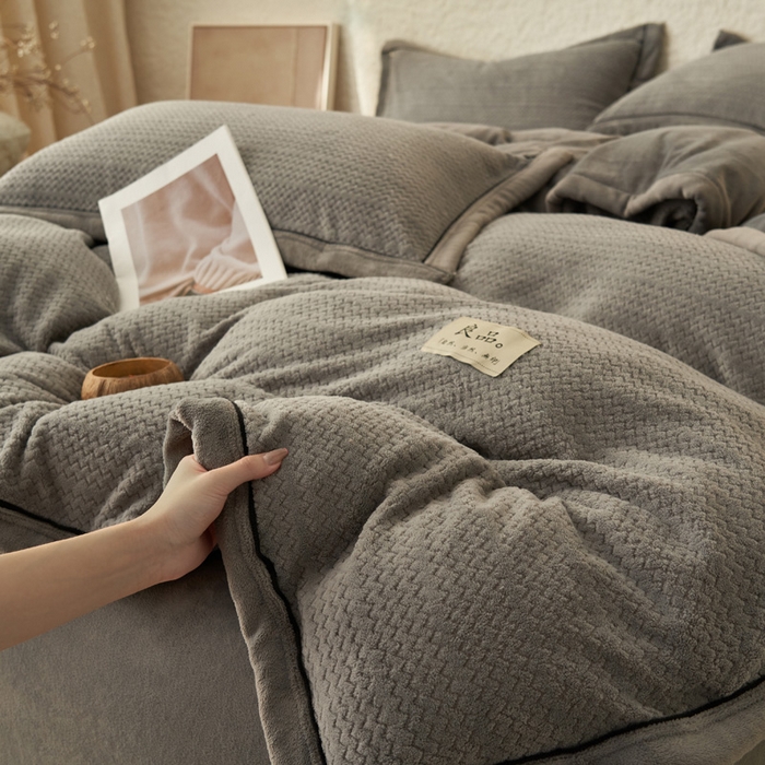 91家纺网 家纺一手货源 找家纺 早晨家纺 2025新款青沐款牛奶绒提花-可拆卸冬被 青沐-浅灰