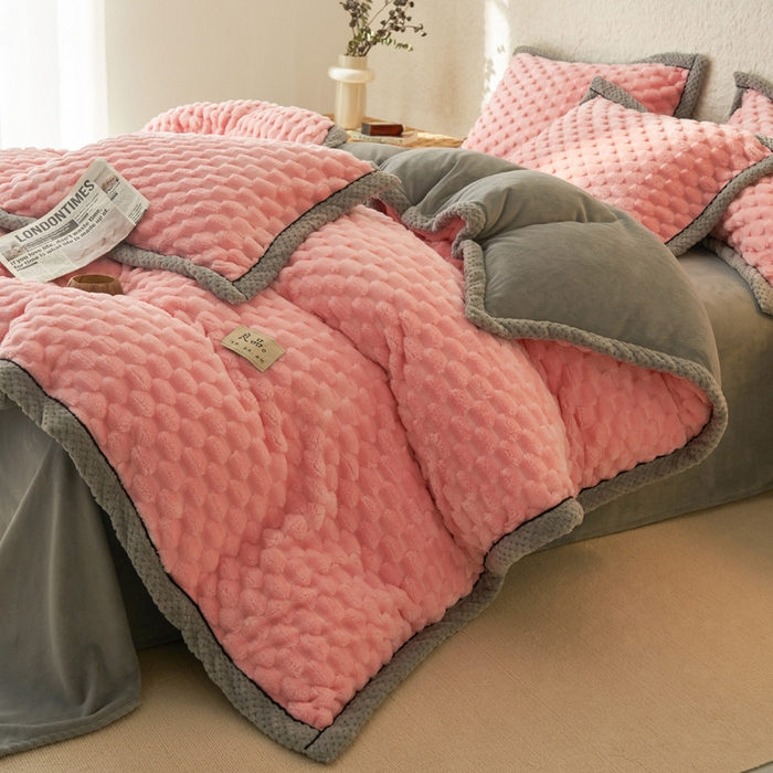 91家纺网 家纺一手货源 找家纺 早晨家纺 2025新款金贵款牛奶绒提花-可拆卸冬被 金贵-玉粉