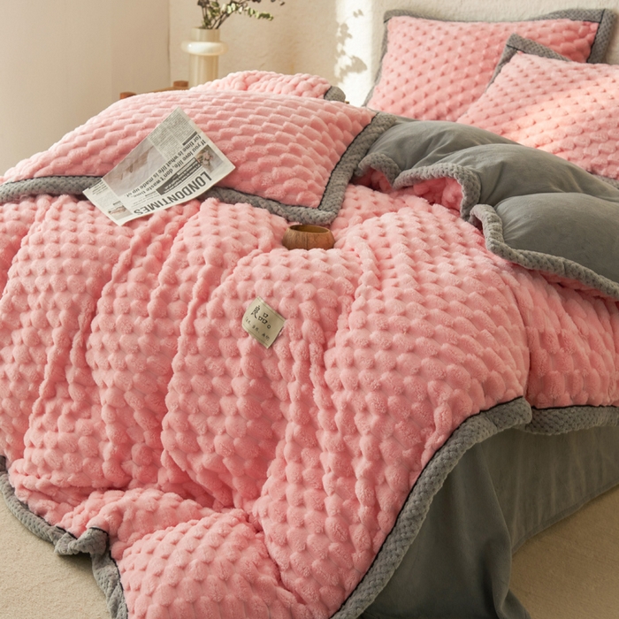 91家纺网 家纺一手货源 找家纺 早晨家纺 2025新款金贵款牛奶绒提花-可拆卸冬被 金贵-玉粉