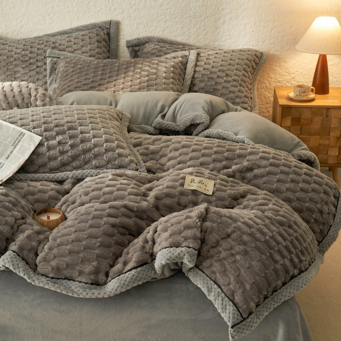 91家纺网 家纺一手货源 找家纺 早晨家纺 2025新款金贵款牛奶绒提花-可拆卸冬被 金贵-浅灰