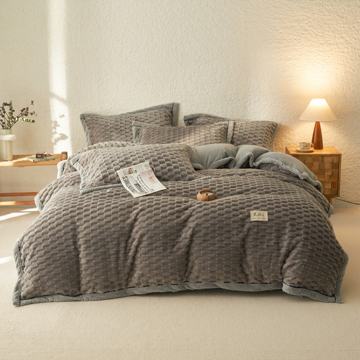 91家纺网 家纺一手货源 找家纺 早晨家纺 2025新款金贵款牛奶绒提花-可拆卸冬被 金贵-浅灰