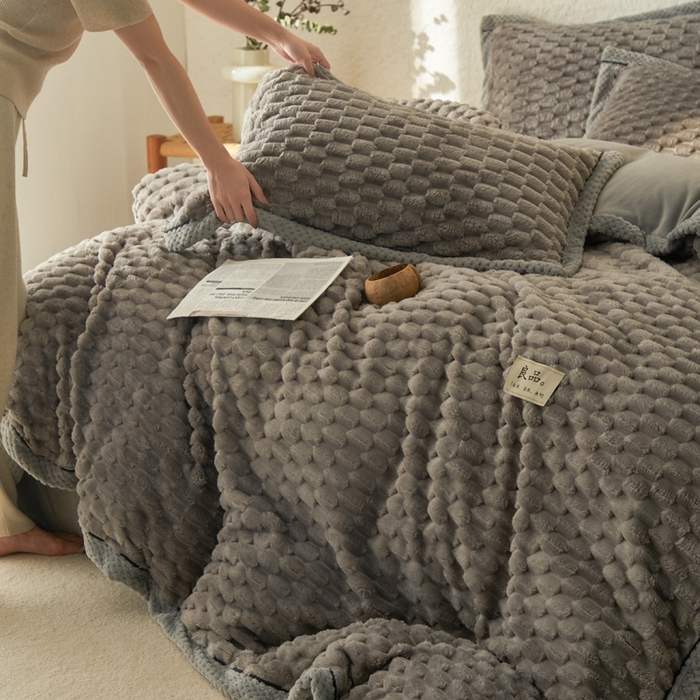 91家纺网 家纺一手货源 找家纺 早晨家纺 2025新款金贵款牛奶绒提花-可拆卸冬被 金贵-浅灰