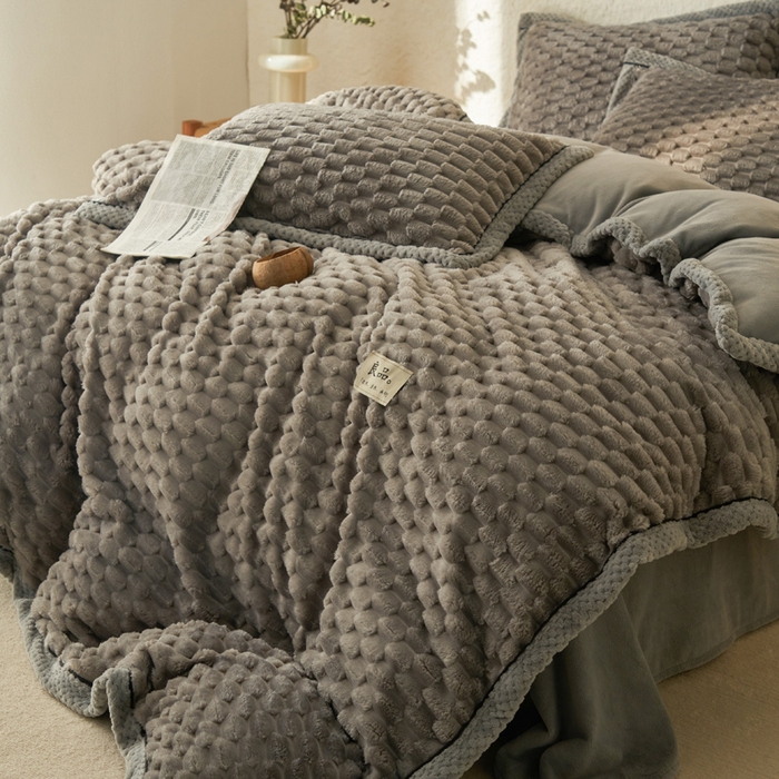 91家纺网 家纺一手货源 找家纺 早晨家纺 2025新款金贵款牛奶绒提花-可拆卸冬被 金贵-浅灰