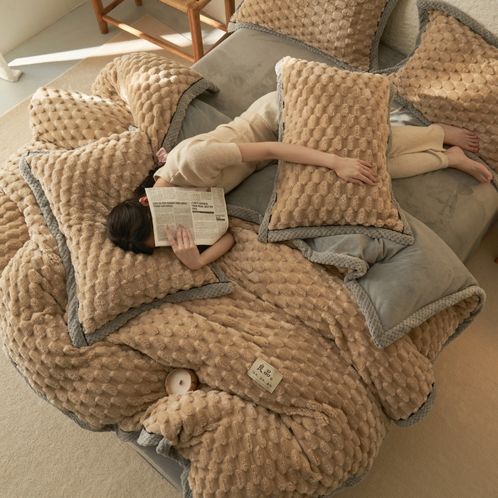 91家纺网 家纺一手货源 找家纺 早晨家纺 2025新款金贵款牛奶绒提花-可拆卸冬被 金贵-米驼