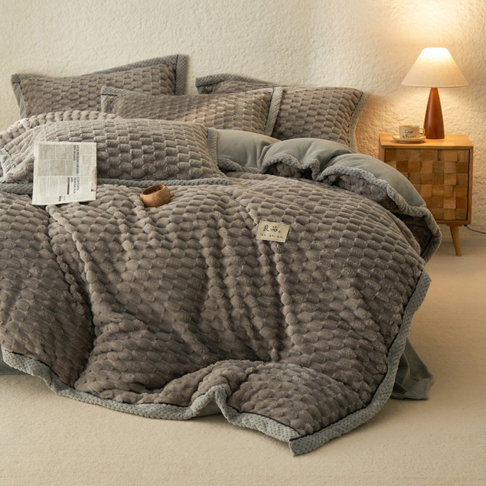 91家纺网 家纺一手货源 找家纺 早晨家纺 2025新款金贵款牛奶绒提花-可拆卸冬被 金贵-浅灰