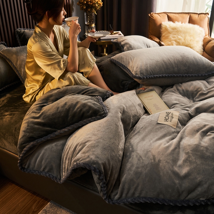 91家纺网 家纺一手货源 找家纺 早晨家纺 2025新款黑金牛奶绒纯色可拆洗冬被风格2 黑金-浅灰