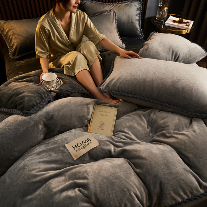 91家纺网 家纺一手货源 找家纺 早晨家纺 2025新款黑金牛奶绒纯色可拆洗冬被风格2 黑金-浅灰