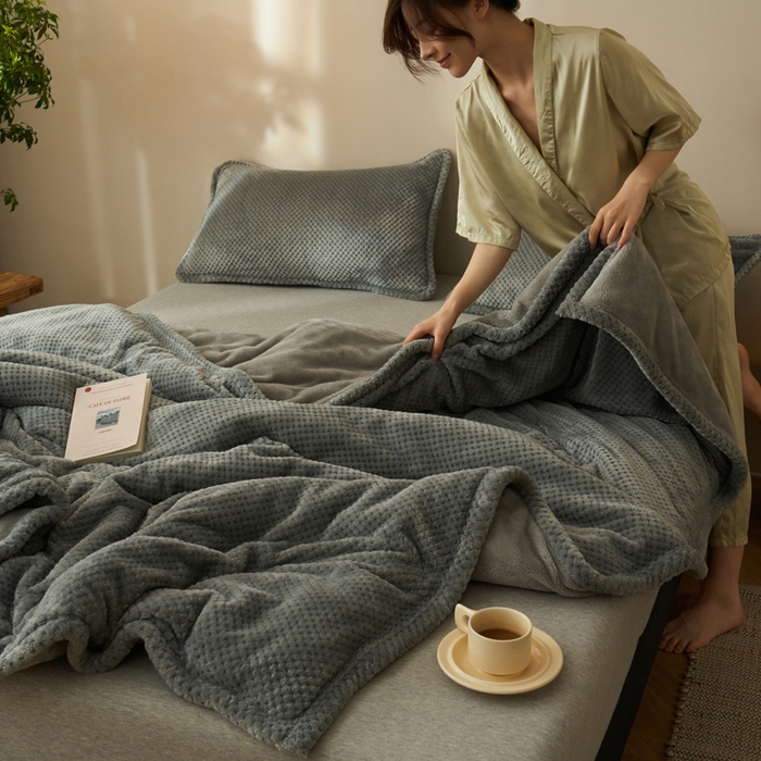 91家纺网 家纺一手货源 找家纺 早晨家纺 2025新款尚流款-提花双层毛毯【拉链款】 尚流-浅灰