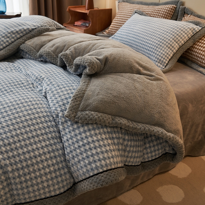 91家纺网 家纺一手货源 找家纺 早晨家纺 2025新款豆豆款菠萝格-可拆卸冬被 豆豆绒-小格蓝