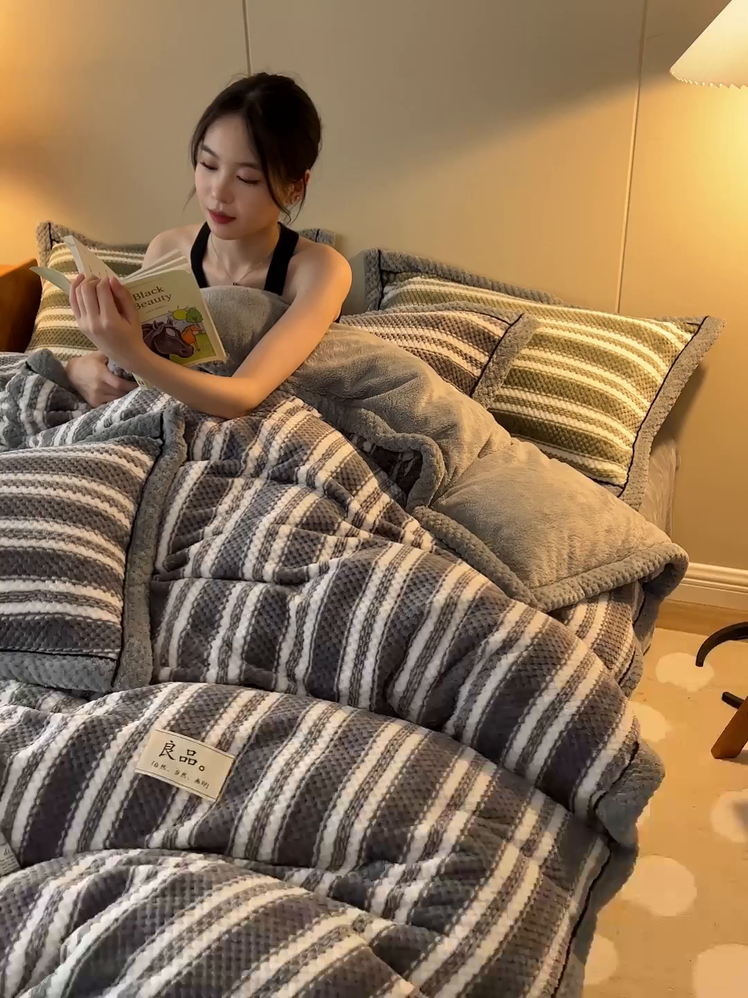 91家纺网 家纺一手货源 找家纺 早晨家纺 2025新款豆豆款菠萝格-可拆卸冬被 豆豆绒-灰条
