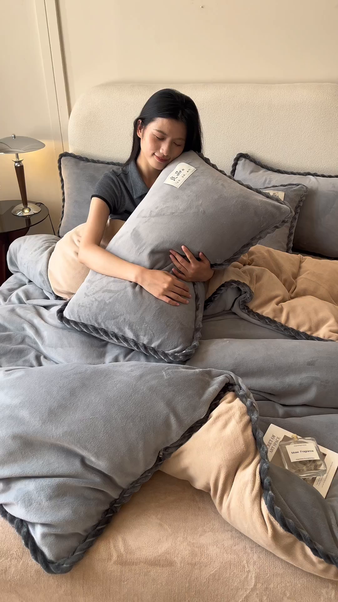 91家纺网 家纺一手货源 找家纺 早晨家纺 2025新款双拼牛奶绒-单被套 双拼浅灰+米驼