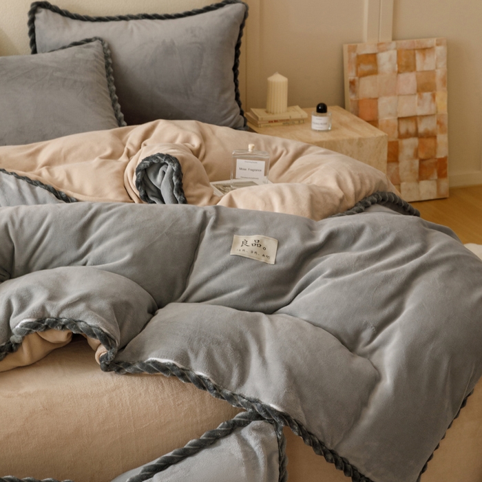 91家纺网 家纺一手货源 找家纺 早晨家纺 2025新款纯色双拼牛奶绒-可拆卸冬被 双拼浅灰+米驼