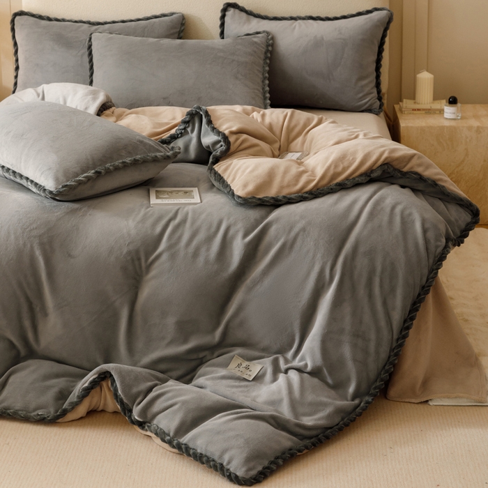 91家纺网 家纺一手货源 找家纺 早晨家纺 2025新款纯色双拼牛奶绒-可拆卸冬被 双拼浅灰+米驼