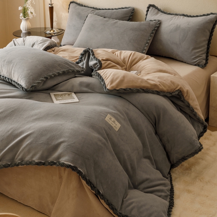 91家纺网 家纺一手货源 找家纺 早晨家纺 2025新款纯色双拼牛奶绒-可拆卸冬被 双拼浅灰+米驼