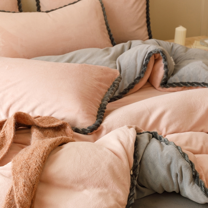 91家纺网 家纺一手货源 找家纺 早晨家纺 2025新款纯色双拼牛奶绒-可拆卸冬被 双拼玉色+浅灰