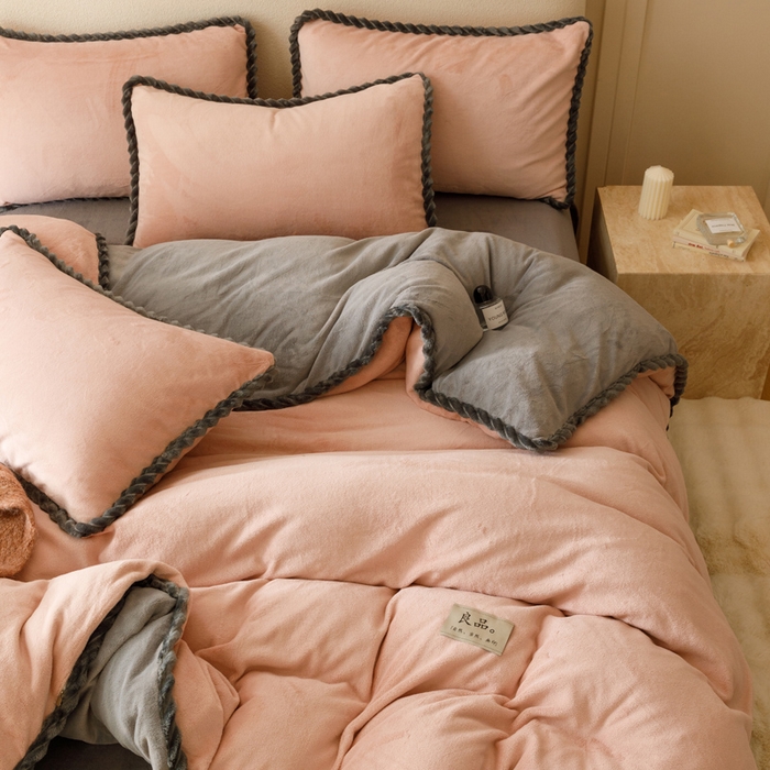 91家纺网 家纺一手货源 找家纺 早晨家纺 2025新款纯色双拼牛奶绒-可拆卸冬被 双拼玉色+浅灰