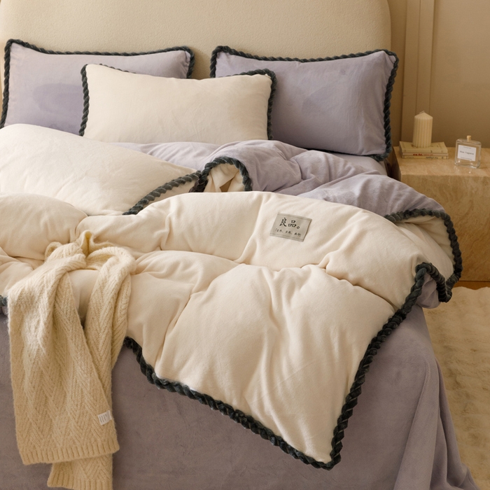 91家纺网 家纺一手货源 找家纺 早晨家纺 2025新款纯色双拼牛奶绒-可拆卸冬被 双拼奶白+浅紫