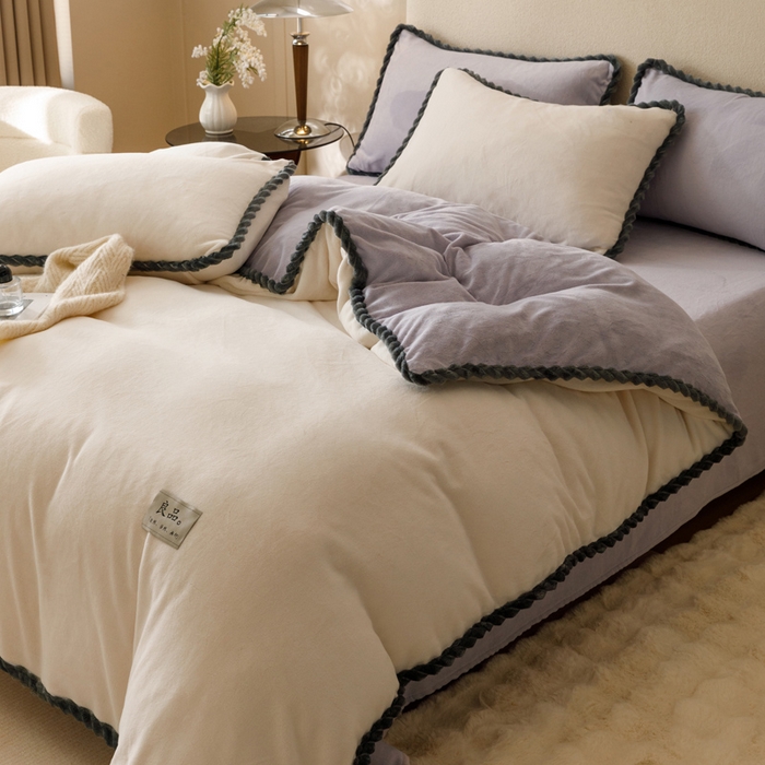 91家纺网 家纺一手货源 找家纺 早晨家纺 2025新款纯色双拼牛奶绒-可拆卸冬被 双拼奶白+浅紫