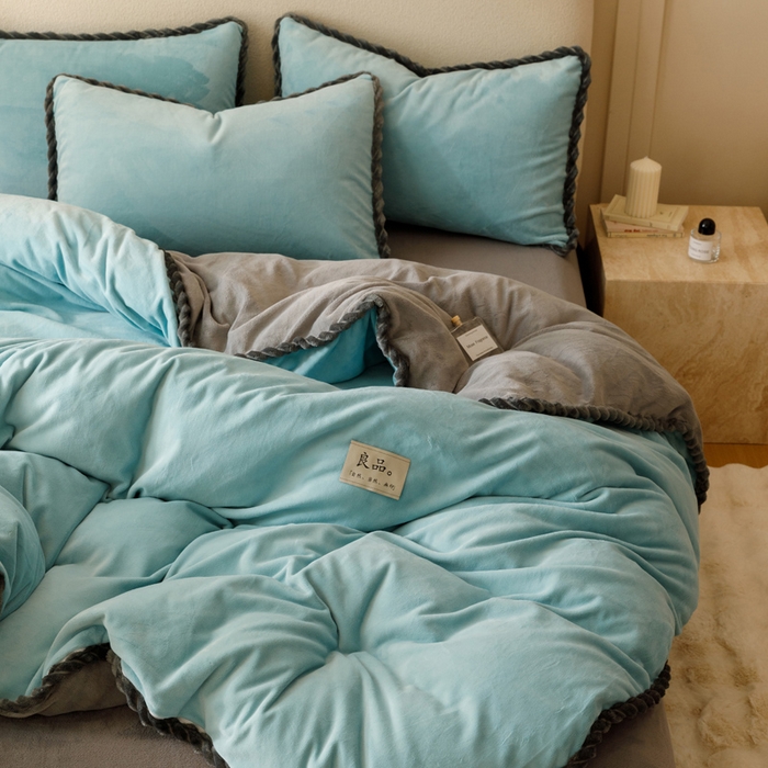 91家纺网 家纺一手货源 找家纺 早晨家纺 2025新款纯色双拼牛奶绒-可拆卸冬被 双拼孔蓝+浅灰