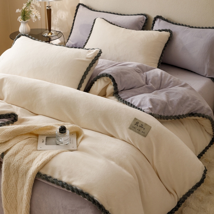 91家纺网 家纺一手货源 找家纺 早晨家纺 2025新款纯色双拼牛奶绒-可拆卸冬被 双拼奶白+浅紫