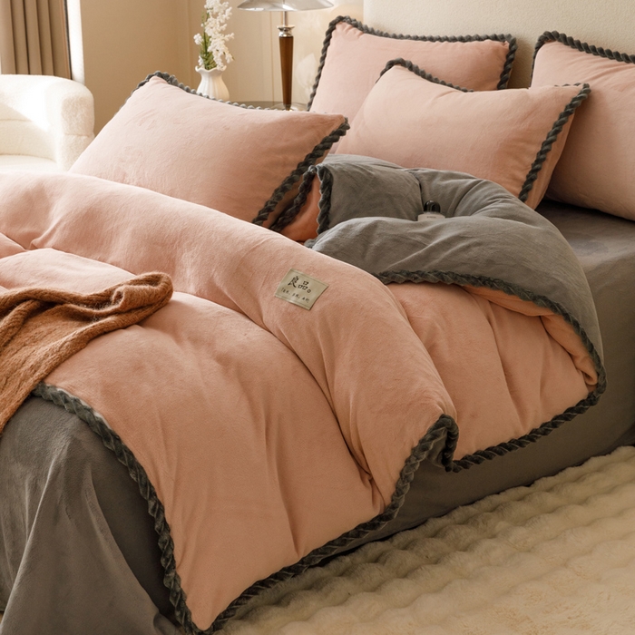 91家纺网 家纺一手货源 找家纺 早晨家纺 2025新款纯色双拼牛奶绒-可拆卸冬被 双拼玉色+浅灰