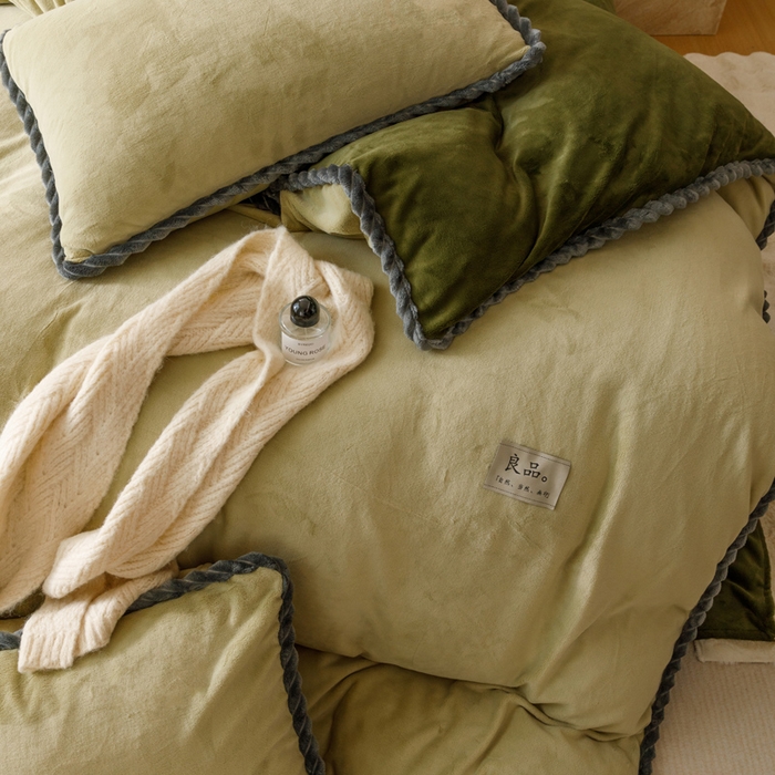 91家纺网 家纺一手货源 找家纺 早晨家纺 2025新款纯色双拼牛奶绒-可拆卸冬被 双拼浅水绿+橄榄绿