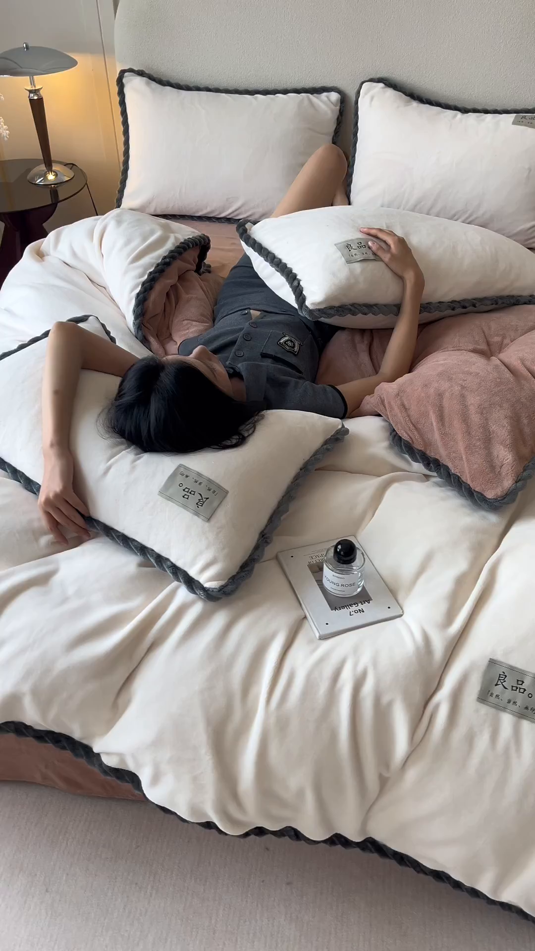 91家纺网 家纺一手货源 找家纺 早晨家纺 2025新款纯色双拼牛奶绒-可拆卸冬被 双拼奶白+奶茶咖