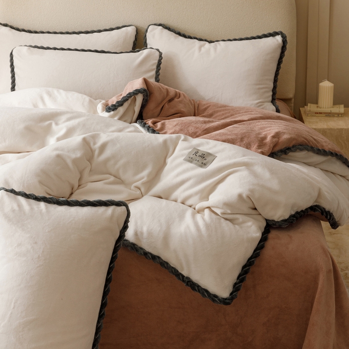 91家纺网 家纺一手货源 找家纺 早晨家纺 2025新款纯色双拼牛奶绒-可拆卸冬被 双拼奶白+奶茶咖