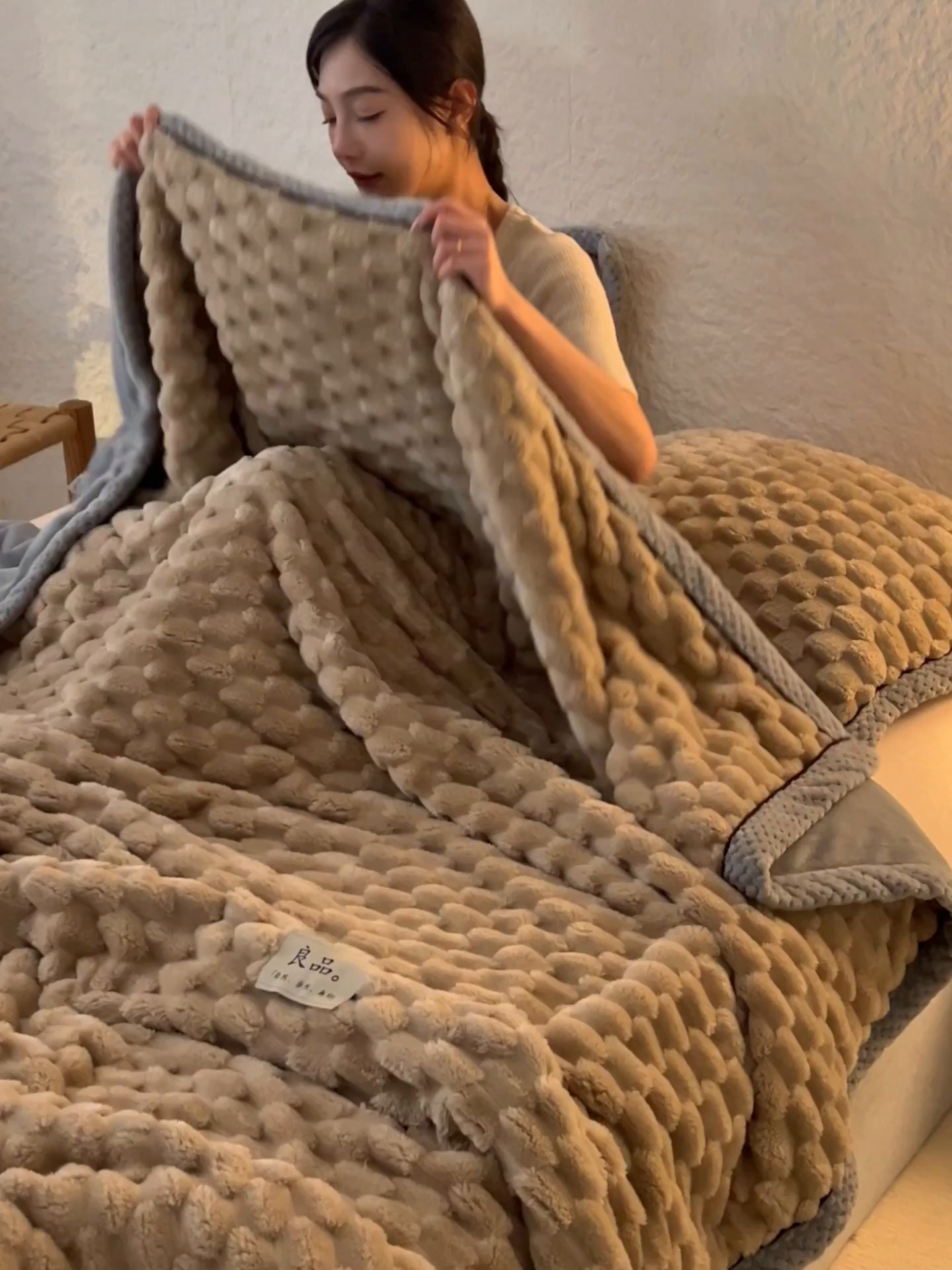 91家纺网 家纺一手货源 找家纺 早晨家纺 2025新款金贵款-提花双层毛毯【拉链款】 金贵-米驼