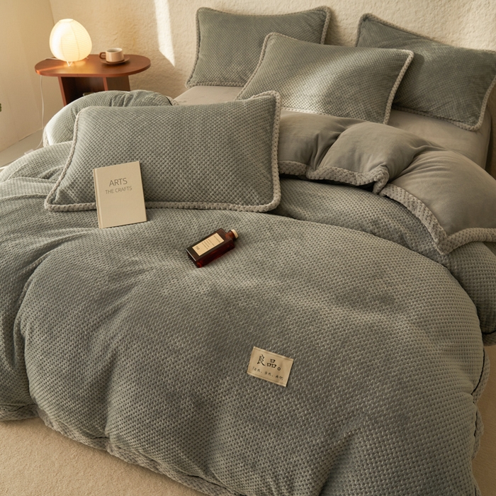 91家纺网 家纺一手货源 找家纺 早晨家纺 2025新款尚流款牛奶绒提花-单被套 尚流-浅灰