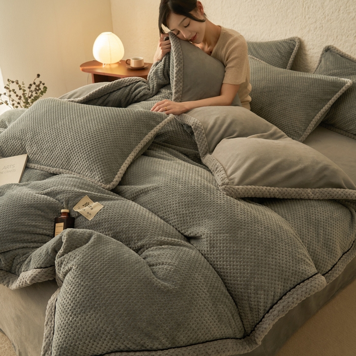 91家纺网 家纺一手货源 找家纺 早晨家纺 2025新款尚流款牛奶绒提花-单被套 尚流-浅灰