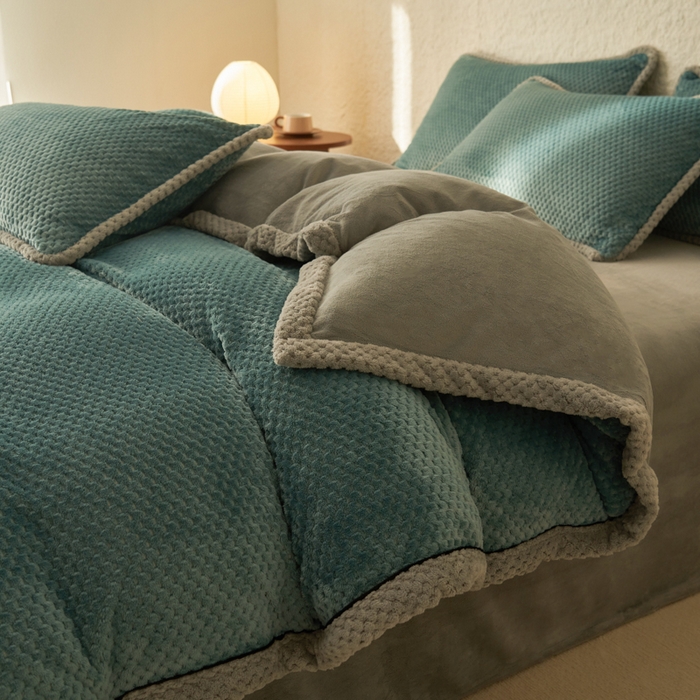 91家纺网 家纺一手货源 找家纺 早晨家纺 2025新款尚流款牛奶绒提花-单被套 尚流-孔雀蓝