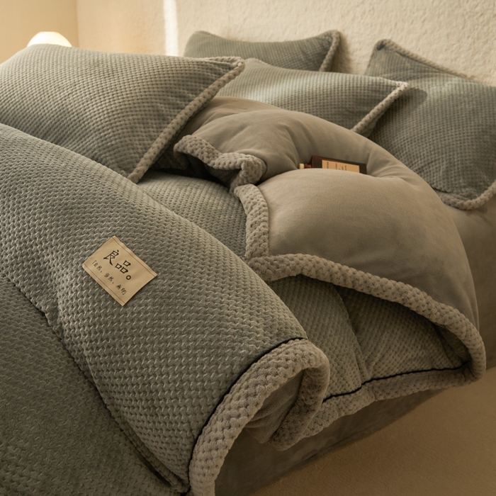 91家纺网 家纺一手货源 找家纺 早晨家纺 2025新款尚流款牛奶绒提花-单被套 尚流-浅灰