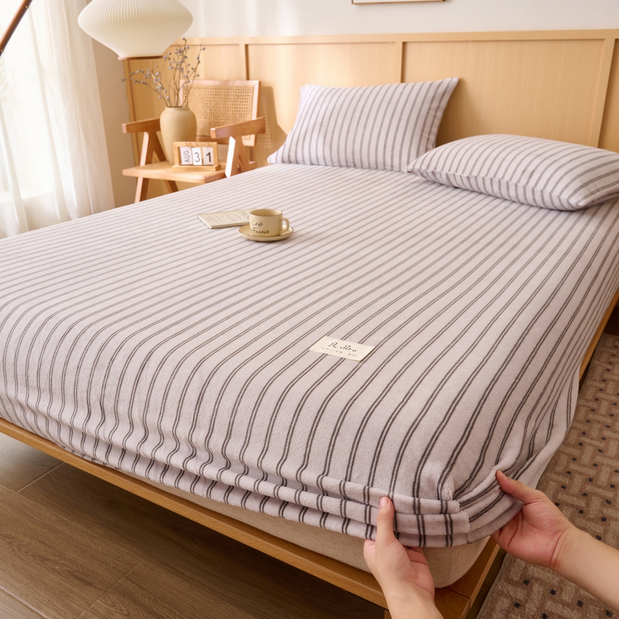 91家纺网 家纺一手货源 找家纺 早晨家纺 2025新款野牧款高克重牛奶绒印花单床笠 野牧-竖条白