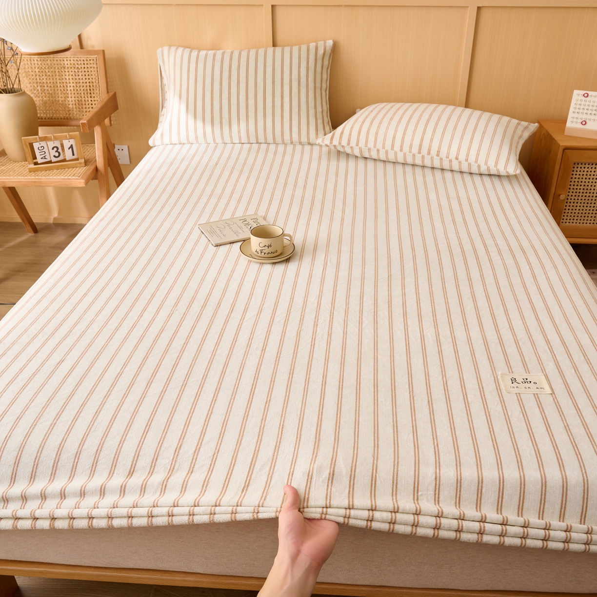 91家纺网 家纺一手货源 找家纺 早晨家纺 2025新款野牧款高克重牛奶绒印花单床笠 野牧-竖条驼