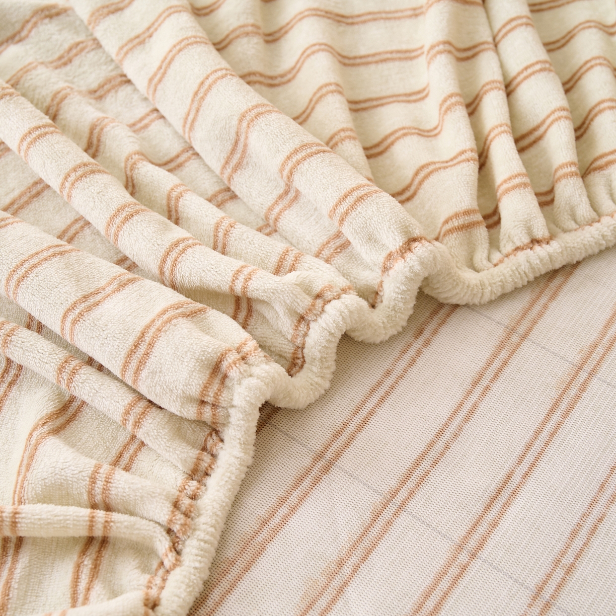 91家纺网 家纺一手货源 找家纺 早晨家纺 2025新款野牧款高克重牛奶绒印花单床笠 野牧-竖条驼