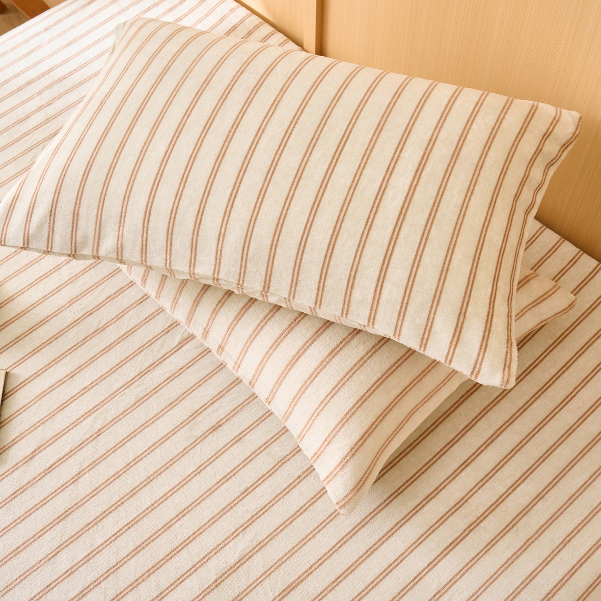 91家纺网 家纺一手货源 找家纺 早晨家纺 2025新款野牧款高克重牛奶绒印花单床笠 野牧-竖条驼