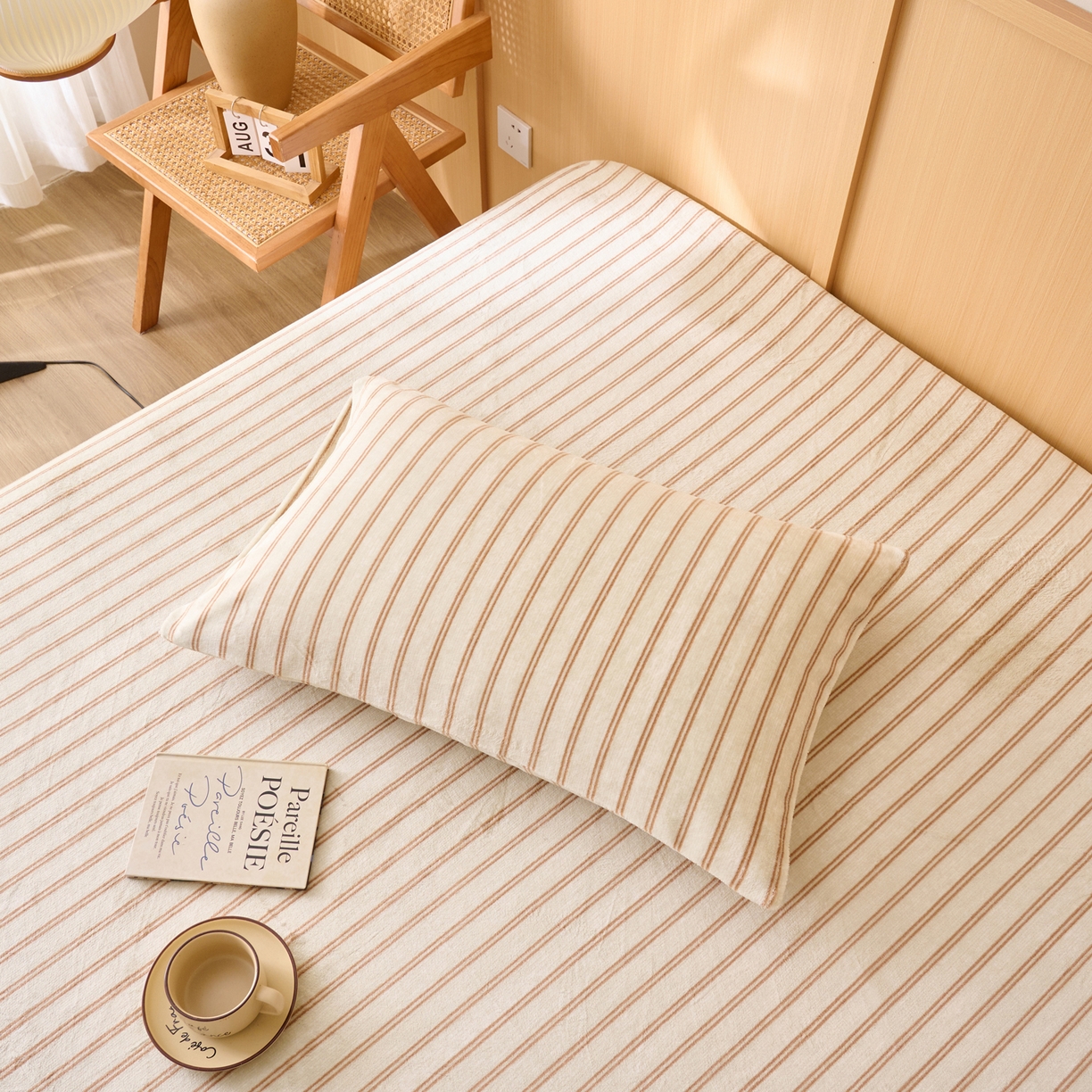 91家纺网 家纺一手货源 找家纺 早晨家纺 2025新款野牧款高克重牛奶绒印花单床笠 野牧-竖条驼