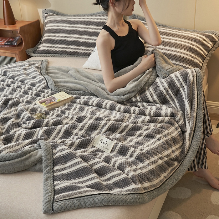 91家纺网 家纺一手货源 找家纺 早晨家纺 2025新款豆豆绒-无印双层毛毯【拉链款】 豆豆绒-灰条