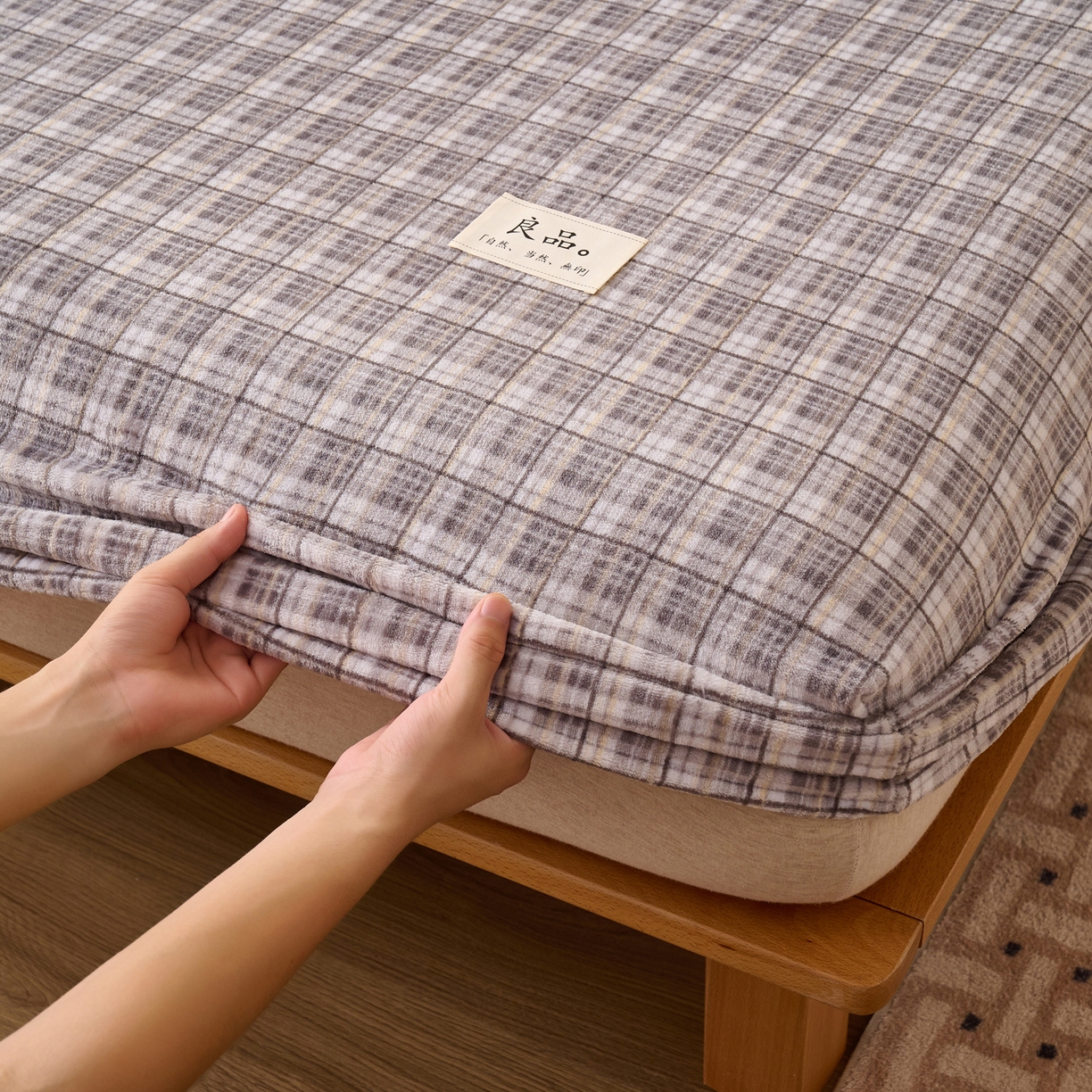 91家纺网 家纺一手货源 找家纺 早晨家纺 2025新款野牧款高克重牛奶绒印花单床笠 野牧-灰小格