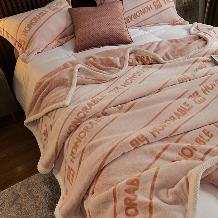 91家纺网 家纺一手货源 找家纺 早晨家纺 2025新款北影款-印花单层毛毯 北影字母-桔