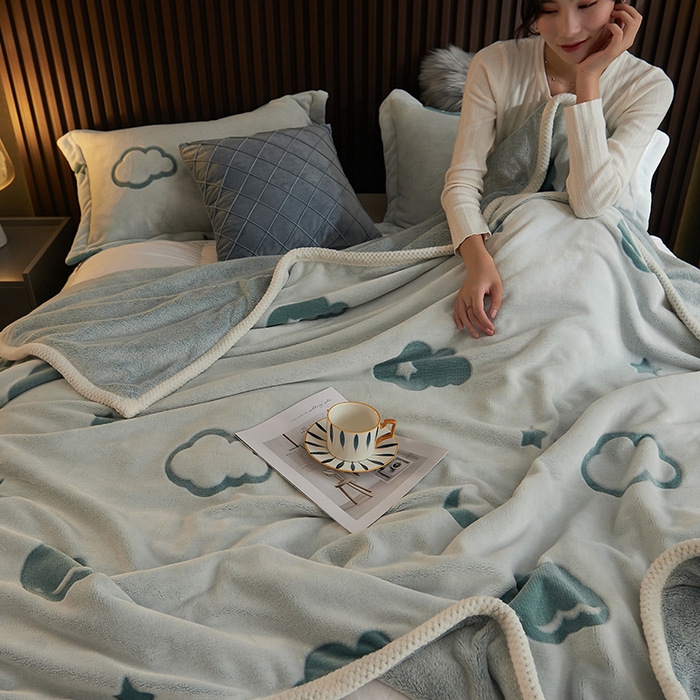 91家纺网 家纺一手货源 找家纺 早晨家纺 2025新款北影款-印花单层毛毯 北影云朵-孔雀