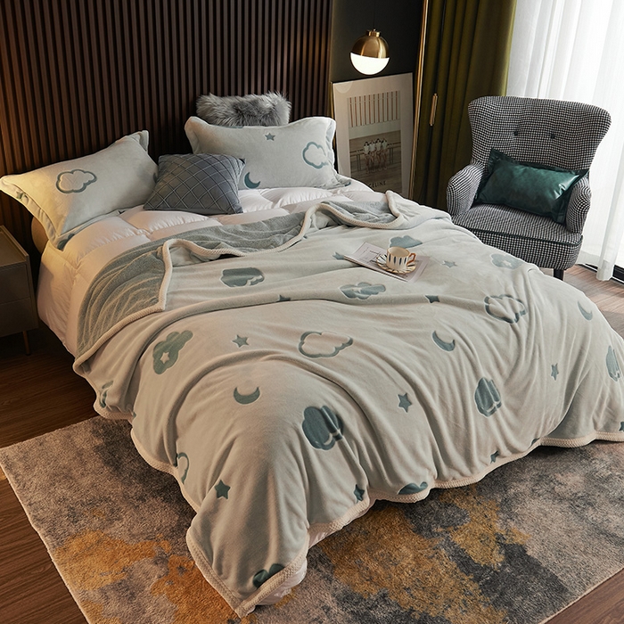 91家纺网 家纺一手货源 找家纺 早晨家纺 2025新款北影款-印花单层毛毯 北影云朵-孔雀