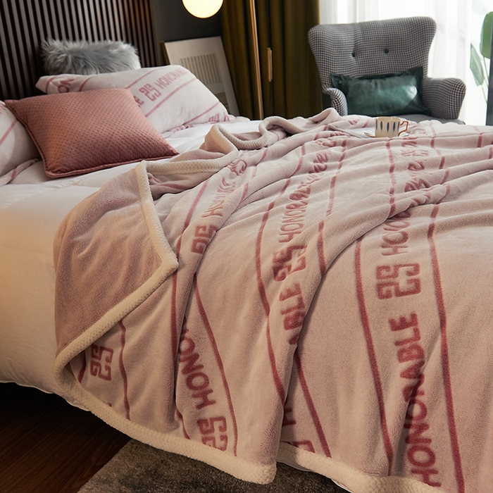 91家纺网 家纺一手货源 找家纺 早晨家纺 2025新款北影款-印花单层毛毯 北影字母-豆沙